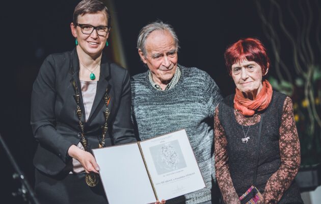 OBRAZEM: Hradec rozdal výroční ceny, hlavní získali loutkáři Říčařová a Vítek