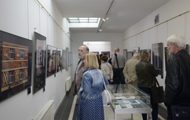 V muzeu začala výstava fotografií cílená na hradeckou architekturu 20.století