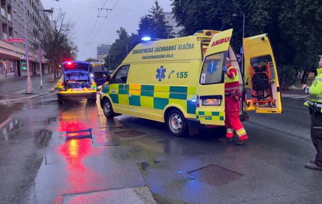 Auto ráno srazilo chodce na Slezském Předměstí, skončil v traumacentru