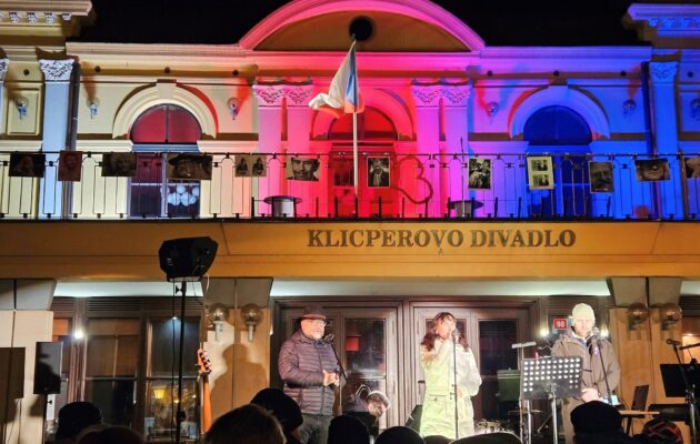U Klicperova divadla si výročí sametové revoluce připomnělo asi 500 lidí