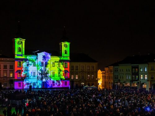 FOTO, VIDEO: Hradec poprvé přivítal nový rok videomappingem