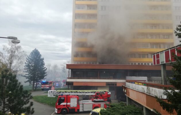 FOTO: V paneláku na Benešovce hořel byt, osm lidí se nadýchalo kouře