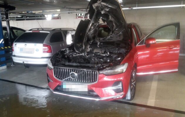 V parkovacím domě u Auparku hořelo auto, škoda je milion korun