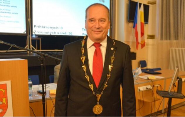 Komentář: Děkujeme, odejděte, vzkázaly strany svým hvězdám na radnici