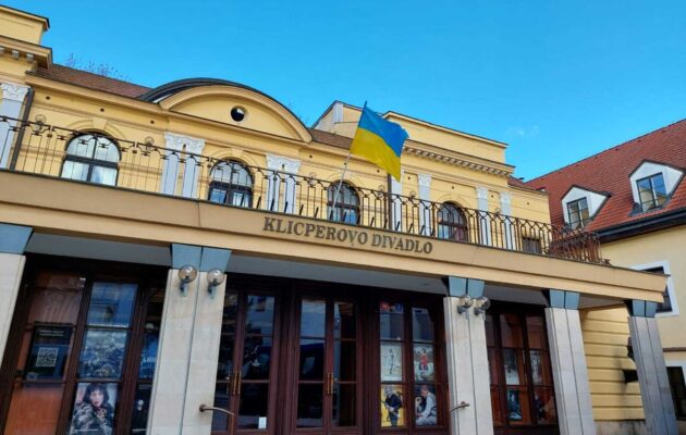 Symbol podpory. Klicperovo divadlo vyvěsilo ukrajinskou vlajku