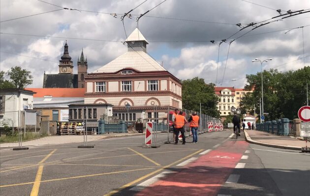 FOTO: Začala oprava Moravského mostu. Potrvá až do poloviny října