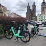 Hradec zaplavila zelená sdílená elektrokola. V ulicích jich je 120