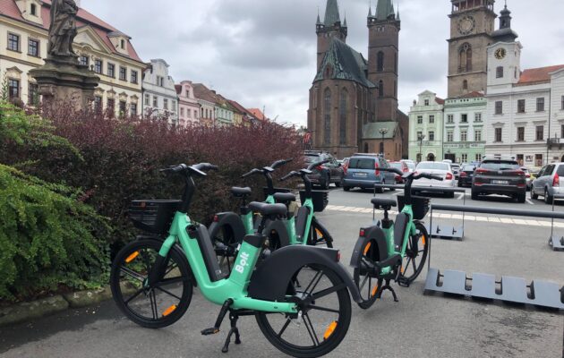 Hradec zaplavila zelená sdílená elektrokola. V ulicích jich je 120