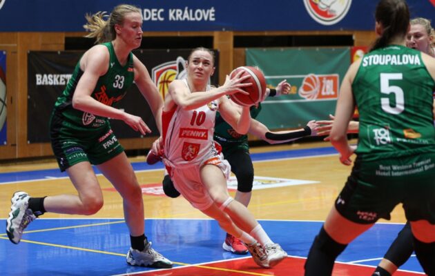 Prohra. Lvice marně zastavovaly rozjeté Žabiny