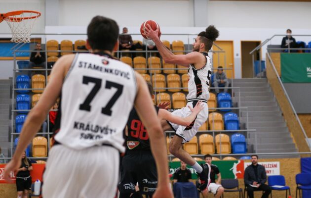 Hradečtí po trojkové smršti prohráli s Kolínem