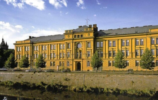 Návrat studentů hradeckého biskupského gymnázia proběhl bez problémů