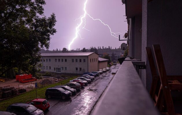 Dnes večer hrozí na Hradecku extrémně silné bouřky