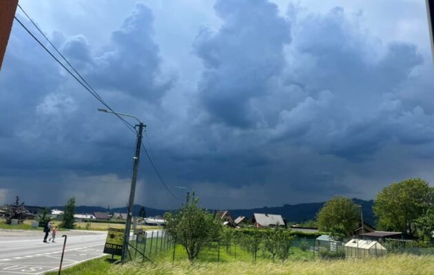 Silné bouřky v hradeckém kraji lámaly stromy, voda zatopila sklepy