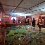 Muzeum zve svou velkolepou expozicí na historické cesty městem Hradec Králové