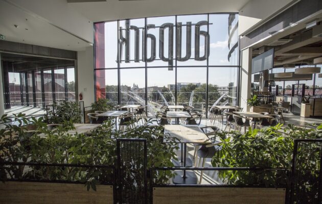 Aktualizace: Restaurace bojují o přežití, mnohé prodávají přes okénko a jídla rozvážejí