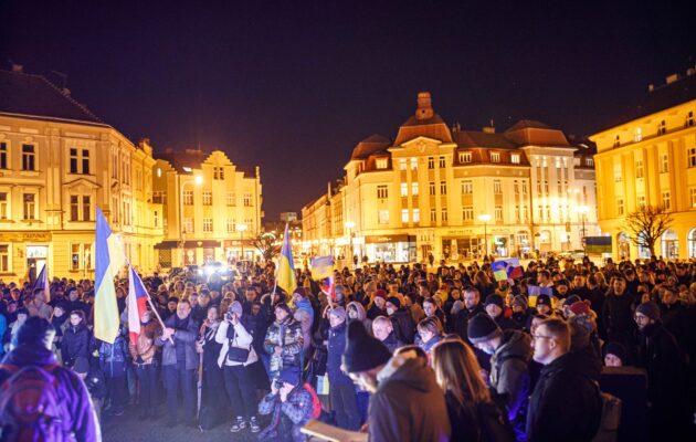 Na happeningu na podporu Ukrajiny se na Masarykově náměstí sešly stovky lidí