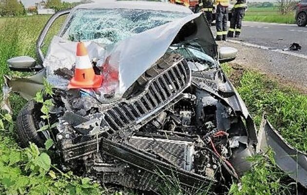 Osobní auto se čelně střetlo s náklaďákem, řidič škodovky se zranil
