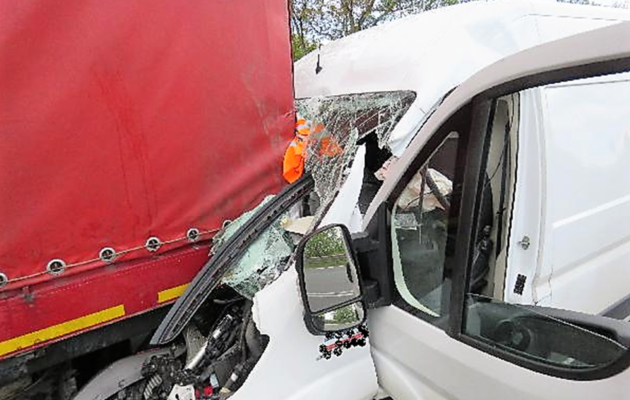 Řidič Fiatu narazil do stojícího Mercedesu, při střetu se těžce zranil