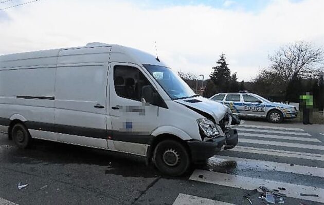 Srážka dvou automobilů skončila zraněním mladé chodkyně