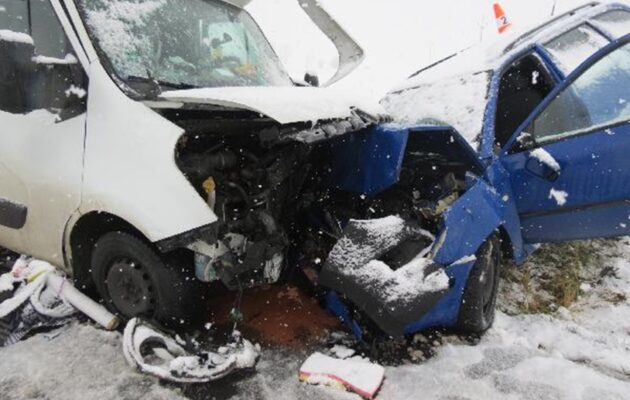 Muž řídil auto přes zákaz, vezl šestileté dítě, nedal přednost v jízdě a boural