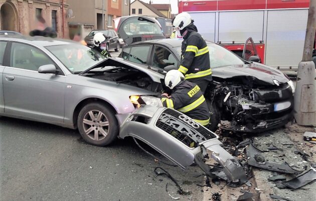 Při dvou bouračkách došlo ke zranění, při třetí se auto střetlo s divočákem