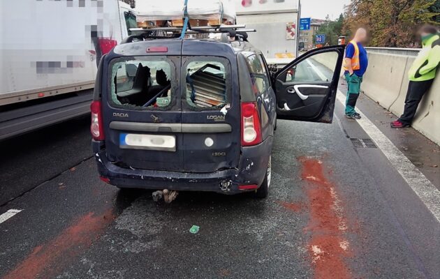 Při první bouračce se střetla tři auta, při druhé dvě. Jedna osoba se zranila