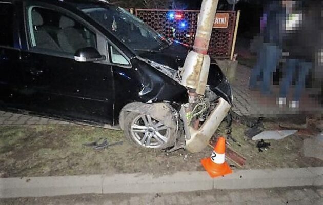 Usedl za volant bez řidičáku a pod vlivem drog, jízdu zakončil bouračkou