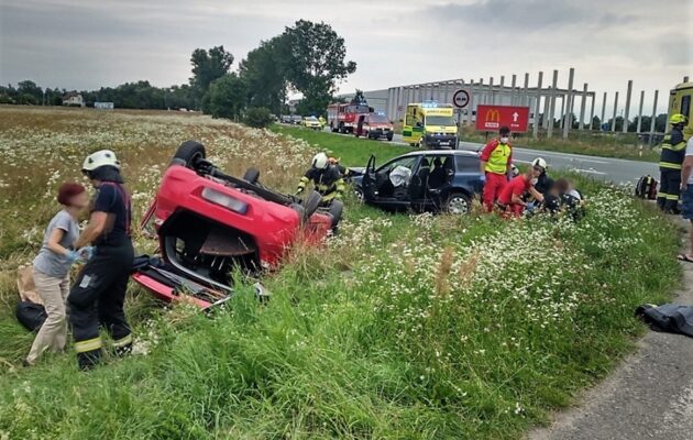 Při střetu dvou osobních automobilů se zranilo šest lidí, z toho dvě děti