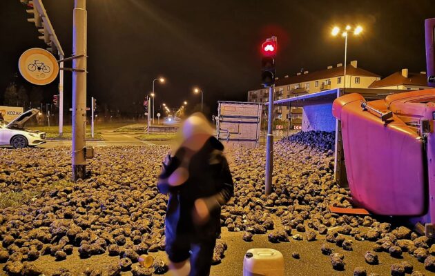 Na křižovatce se převrátil kamion s řepou, ta zasypala městský okruh