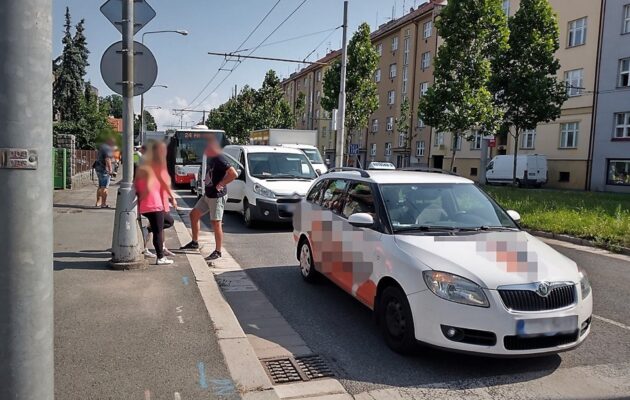 Srážka tří aut a autobusu a požár zemědělského objektu, zvířata neohrozil