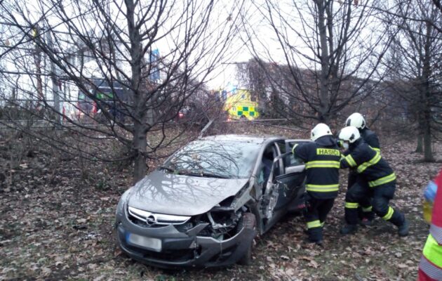 Řidič prorazil protihlukovou stěnu a s autem skončil v Šimkových sadech
