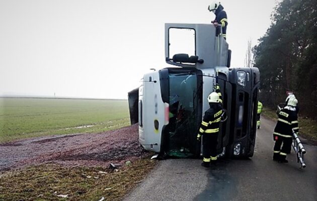 Na silnicích Hradce Králové a okolí se bouralo, jednou také hořelo
