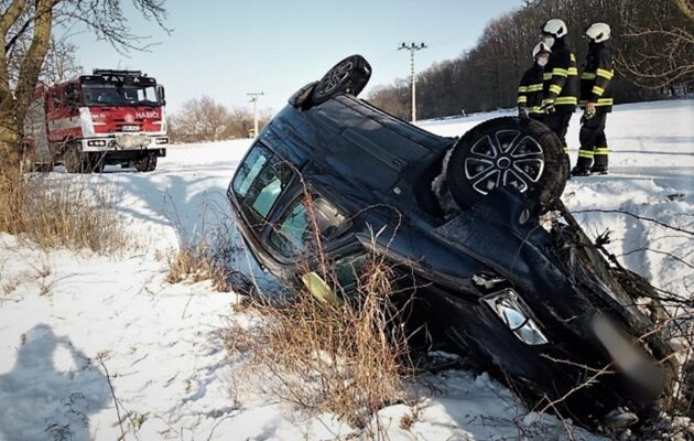 Někteří řidiči nezvládli svůj vůz a bourali na silnicích Hradce a okolí