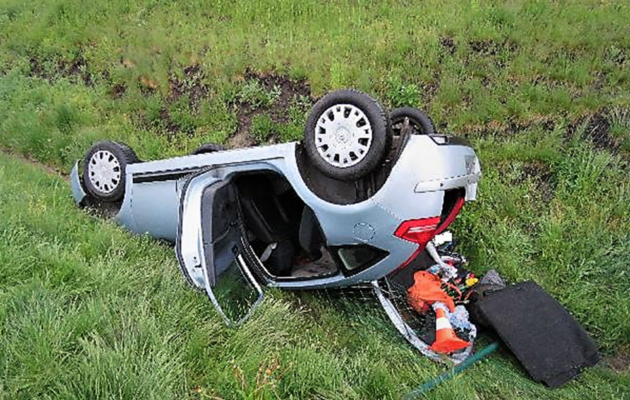 Mladík usedl za volant bez řidičáku a podnapilý, skončil na střeše