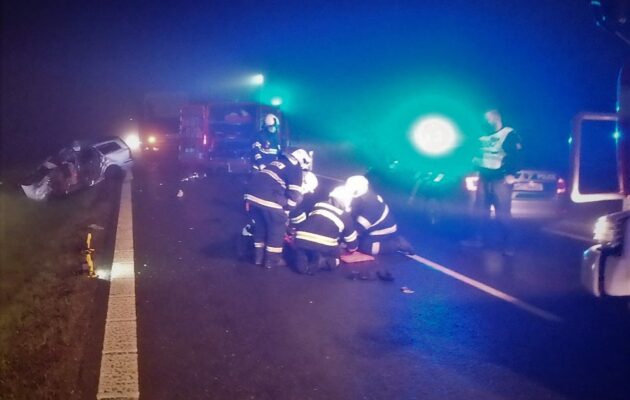 Tragická nehoda: při střetu dvou vozidel zahynula řidička osobního auta