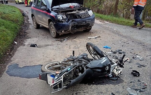 Na Hradecku došlo k několika bouračkám, při střetu se vážně zranil motorkář