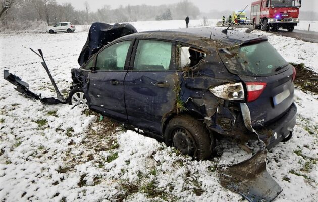 Auto vjelo do příkopu, převrátilo se přes střechu a skončilo v poli