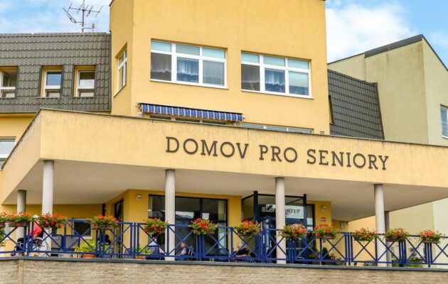 Situace v domovech důchodců je nadále vážná, 15 zařízení zasáhl koronavirus
