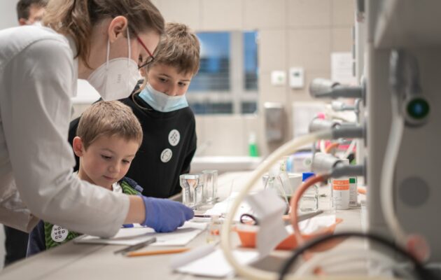 Noc plná experimentů! V Hradci se dnes koná oblíbená Noc vědců