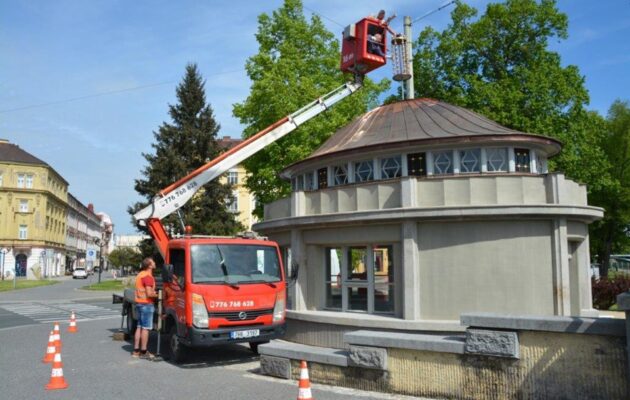 FOTO: Hradec dokončil opravu secesních kiosků na Pražském mostě