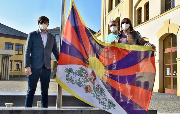 Před budovou krajského úřadu už pošesté vyvěsili vlajku pro Tibet