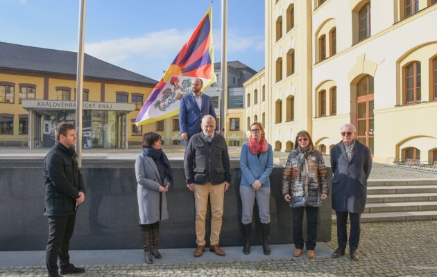 Před magistrátem i krajským úřadem vlají tibetské vlajky