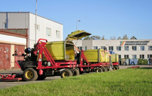 V Hradci začalo sečení trávy. Kvůli teplému počasí dřív než v jiných letech