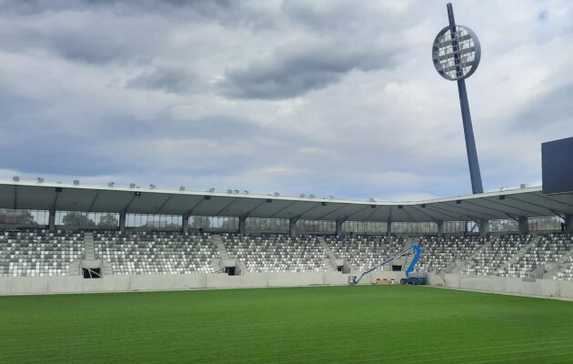 Stadion se dle termínu nestihl. Většina prací má být hotová 17. července