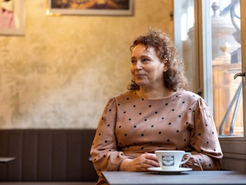 Při autorském čtení v Nokafe představí Eva Moravcová svůj Atlas povídek