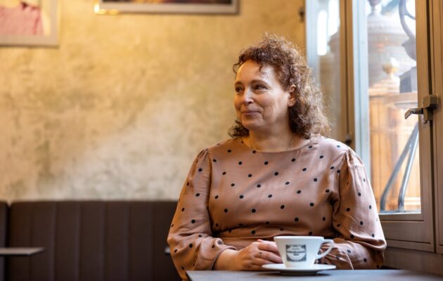Při autorském čtení v Nokafe představí Eva Moravcová svůj Atlas povídek