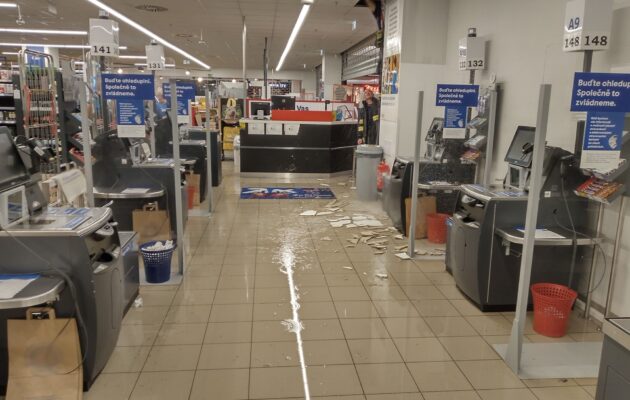 FOTO: Středeční bouřka zaměstnala hasiče. Z Tesca odčerpali 1500 litrů vody