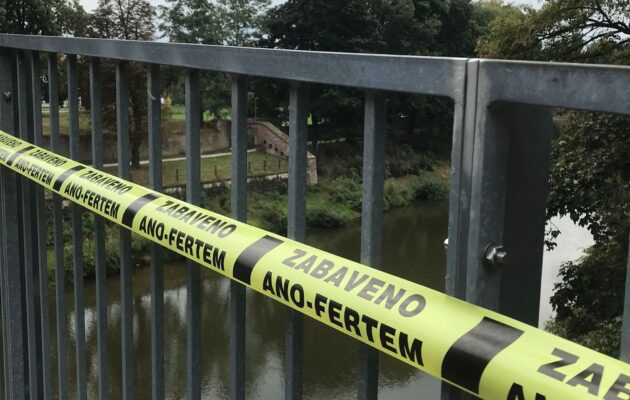 Hradec Králové zaplavily exekuční pásky s nápisem ''Zabaveno ANO-FERTEM''