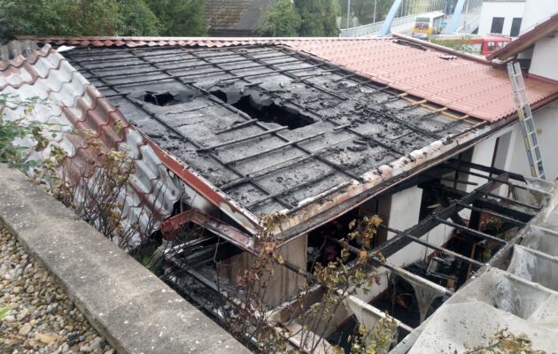 Ve Svinarech dnes hořel rodinný dům, oheň způsobil milionovou škodu