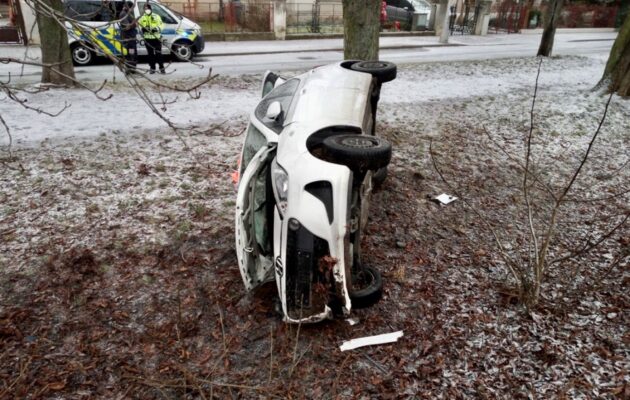 Na přejezdu u kaštanky se na Boží hod srazilo auto s vlakem
